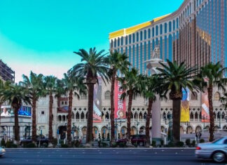 Hotels of Las Vegas: 4 Prestigious Options for Businessmen https://flic.kr/p/FxBqWT