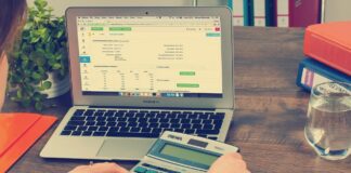 Una persona con una laptop Descripción generada automáticamente con confianza media