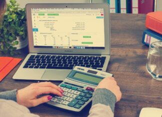 What You Need to Know Before Choosing Bookkeeping Software Una persona con una laptop Descripción generada automáticamente con confianza media