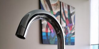 Stylish kitchen faucet with lengthy spout