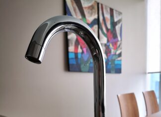 Stylish kitchen faucet with lengthy spout