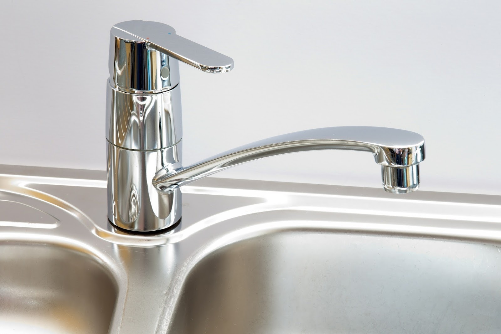 Short and stylish kitchen faucet