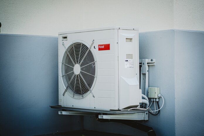 Photo by Carlos Lindner white and gray box fan