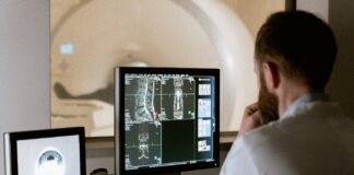 A person looking at a computer screen Description automatically generated with medium confidence
