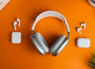 7 Benefits of Wireless Headphones white and gray wireless headphones
