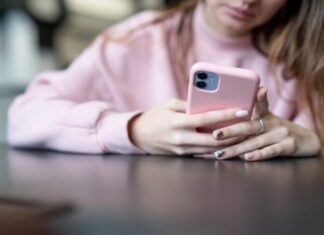 How to Spy Girlfriend’s iPhone Without Touching It