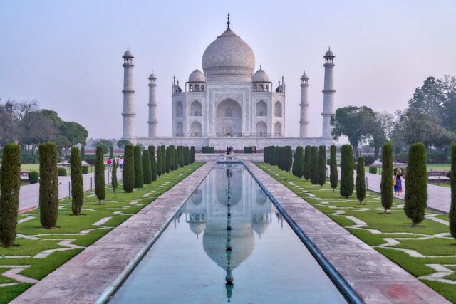 Photo by Julian Yu photo of Taj Mahal
