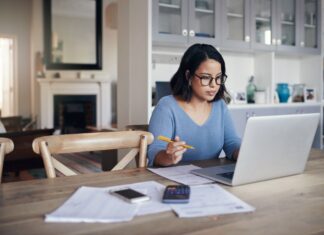 Online learning — how to manage and maximize your experience A person sitting at a table with a computer and a pen Description automatically generated with low confidence