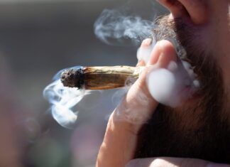 Can Smoking Marijuana Cause Seizures? Изображение выглядит как человек, закрыть Автоматически созданное описание