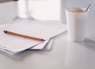 A Guide to Continuing Education for Nurses vaso desechable blanco y papeles