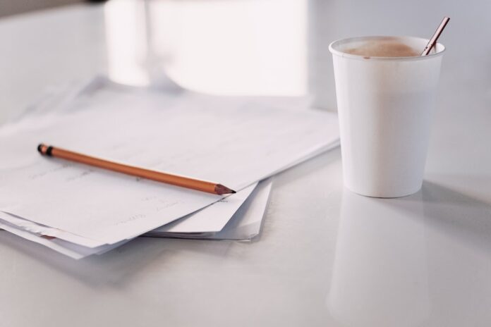 vaso-desechable-blanco-y-papeles vaso desechable blanco y papeles