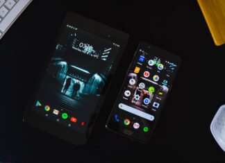 Know How Can an Alternative App Store Help You Out if You Can’t Find an App on iOS black android smartphone displaying home screen