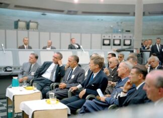 Should Government Authorities Use Bitcoin and Blockchain? people in conference