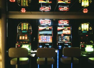 Understanding RTP (return to player) and how it affects your chances of winning Kostenlos Einarmige Banditen Stock-Foto