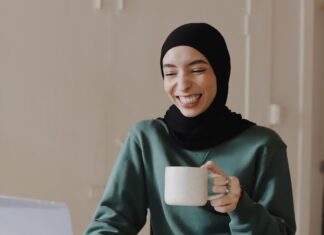 How to Find the Best Online Casinos for Arab Players woman in green hijab holding white ceramic mug