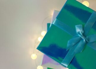 Are Custom Gift Boxes a Good Idea? green gift box with white ribbon