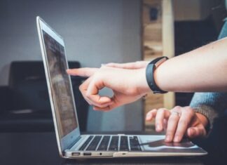 Links from SEO for Online Casino person using laptop