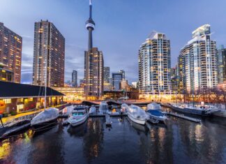 Mobile Casinos and Tourism in Canada: Attracting Gamblers from Around the Globe boat beside dock