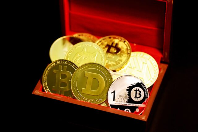 Photo by Kanchanara gold and red round coins