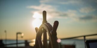 brown wooden ship's wheel