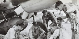 foto en escala de grises de niños sentados en el suelo