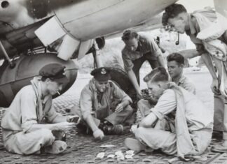 foto en escala de grises de niños sentados en el suelo