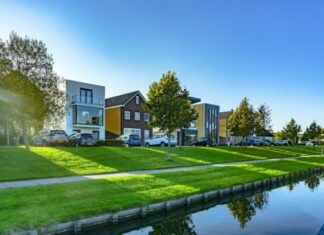 How to Sell Your House Fast in Jacksonville – 3 Easy Steps white and brown house near green grass field and body of water during daytime