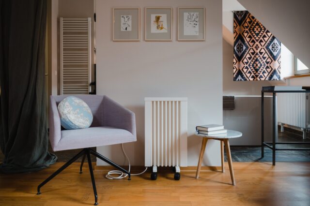 Photo by e24 a room with a chair and a table