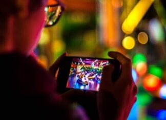 What Are the Best Tools for Creating Mobile Games? Hombre usando un teléfono inteligente