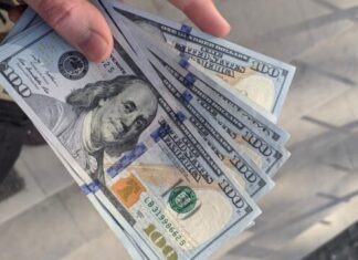 The Pros and Cons of Payday Loans: Is It Right for You? 100 us dollar bill