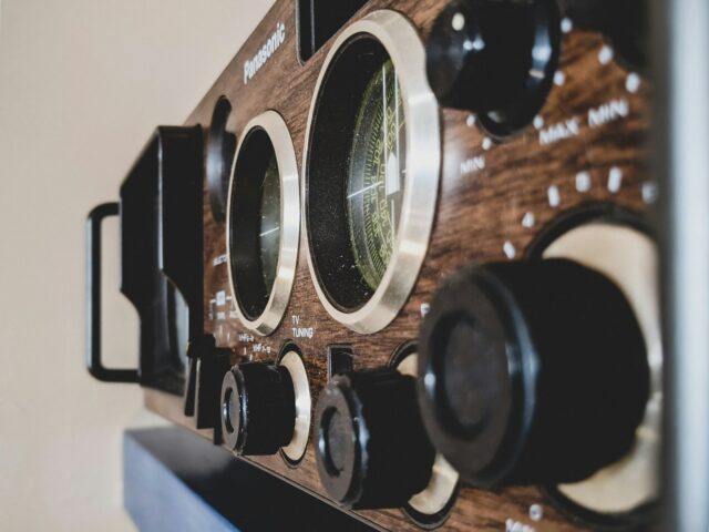 Photo by Rivage brown and black wooden vinyl record player