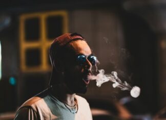 Understanding the Mechanics: How Weed Pens Work and Their Benefits man in white crew neck shirt wearing black sunglasses