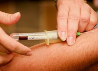 What Is the Best Injection for Weight Loss in the UK? person injecting syringe