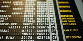 gate closing signage