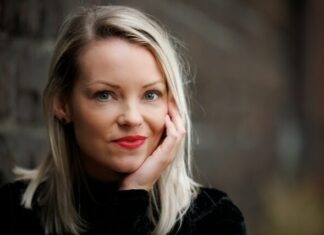 Why Do Men Prefer Mature Women? a woman with her hand on her face