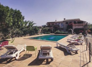 Top 5 Reasons to Buy a Villa in Dubai white lounger chairs