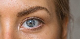 close-up photo of persons eye
