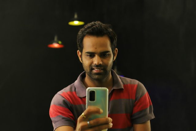 Photo by jaikishan patel man in red and gray striped crew neck t-shirt holding gold iphone 6
