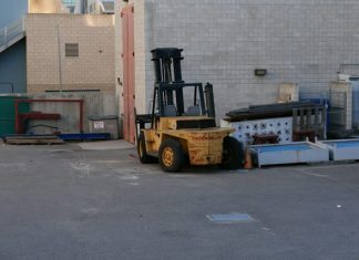 Offloading Equipment Securely in High-Growth Environments a forklift in a warehouse