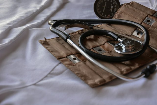 Photo by Marcelo Leal black stethoscope with brown leather case