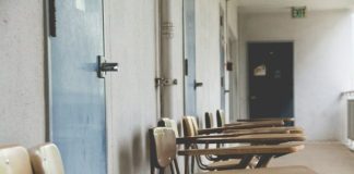 A row of chairs sitting next to each other in a room