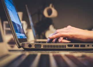 Welcome to Casinonic Casino: A Review for Australian Users person using silver laptop computer on desk