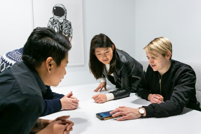 Photo by Mapbox people in a meeting in a white room discussing app development